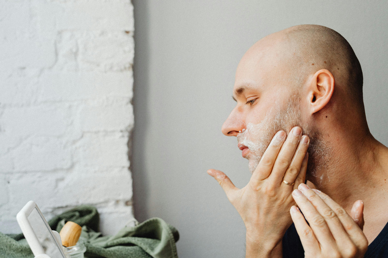 Nettoyer son visage homme : le guide complet pour une peau nette et saine